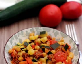 Poêlée de courgette, tomates, pois chiches et chorizo