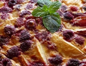 Clafoutis pêche-framboise