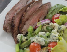 Salade de steak, sauce au fromage bleu