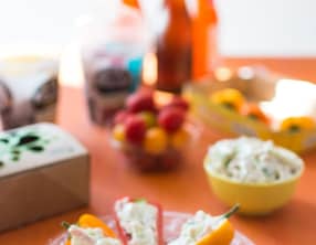 Mini poivrons farcis au fromage frais, concombre et poulet