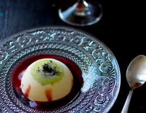 Panna cotta coco, chocolat blanc, kiwi et fruits rouges pour Halloween