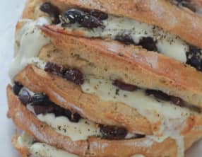 Pain à la mozzarella et aux olives