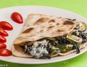 Tortilla aux courgettes, trompettes de la mort et scamorza