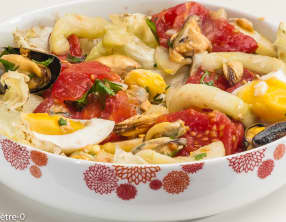 Salade de moules aux pommes de terre, tomates et concombre