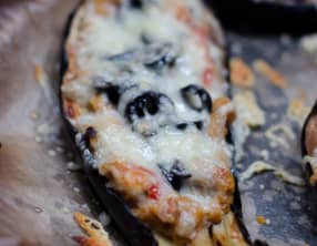 Aubergines farcies aux olives noires et aux champignons