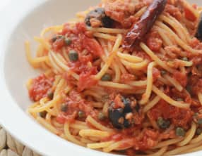 Pâtes sauce tomate, thon, câpres et olives