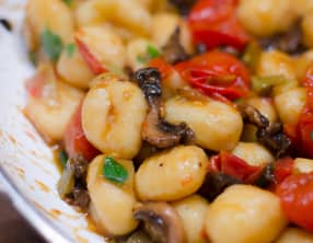 Gnocchi aux champignons, aux oignons nouveaux et aux tomates cerises