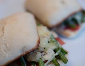 Sandwich au jambon Serrano, aux haricots verts et aux amandes