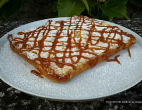 Gâteau invisible aux pommes nappé de caramel beurre salé