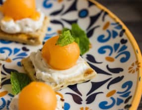 Crackers apéritifs au fromage frais, à la menthe et au melon