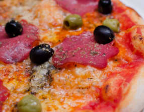 Pizza salami aux 2 olives