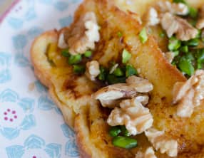 Brioche perdue aux noix, aux pistaches et au sirop d'érable