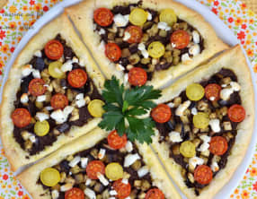 Feuilletés à la tapenade, aubergines grillées, tomates cerise et fromage de chèvre