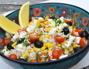 Salade de riz aux tomates cerise, maïs, olives et feta