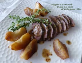Magret de canard sauce au miel et sa pomme rôtie