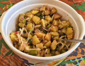 Salade de pommes de terre, oignons et cornichons