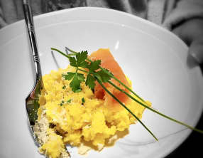 Oeufs brouillés au parmesan et saumon fumé