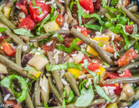 Salade de riz, tomates, haricots verts et aubergine