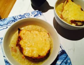 Soupe à l’oignon et sa tartine gratinée à la moutarde 