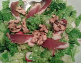 Chou frisé en salade, noix et filet séché