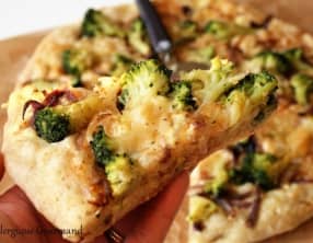 Pizza crème brocolis bio