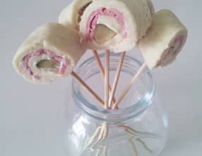 Roulés au pastrami, vache qui rit et pickles de concombre