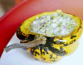 Courge farcie aux poisson, fruits et légumes marinés de saison