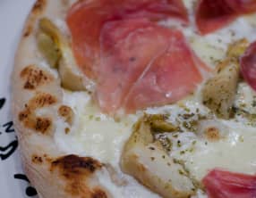 Pizza à l'artichaut et au jambon Serrano