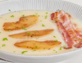 Soupe de céleri aux pommes et lard craquant