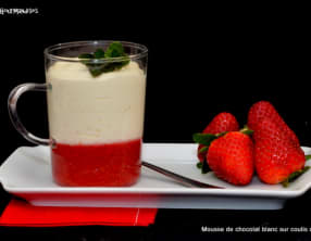 Mousse de chocolat blanc aux perles de tapioca sur coulis de fraises