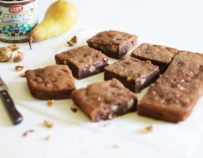 Brownie à la crème de marron, poire et noix
