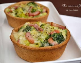 Quiches au blé complet aux brocolis, poireaux, lardons et parmesan