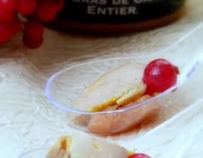 Cuillères apéritives au foie gras, chutney de poires et groseilles