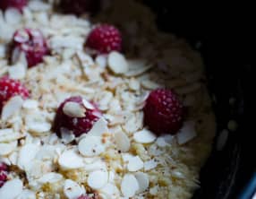 Cookie aux framboises et aux amandes à la poêle