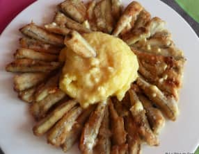 Friture d’éperlan avec de la polenta