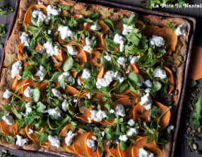 Pizza d’épeautre à la patate douce, graines de courge et chèvre