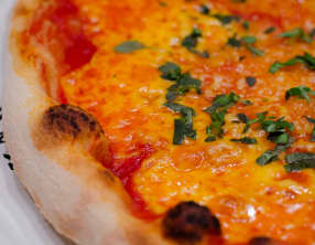 Pizza au cheddar, à l'ail et au basilic