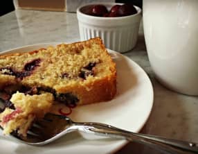 Gâteau aux cerises, amandes et citron