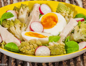 Salade de chou romanesco, poulet, oeuf et radis