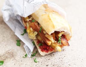 Sandwich frites, omelette et harissa