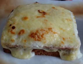 Croque monsieur gratiné à la béchamel, au bœuf et poitrine fumée