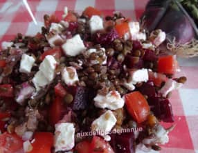 Salade de lentilles à la betterave, tomates, feta et anchois