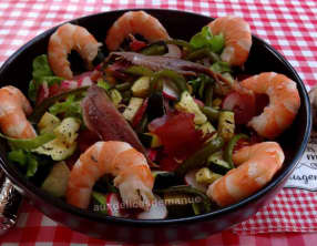 Salade composée à l'avocat, crevettes, jambon cru et légumes grillés