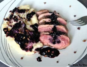 Filet de canard rôti, jus de cuisson à la myrtille, purée de céleri