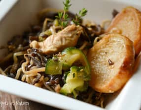 Poêlée au poulet parfumée à la chinoise, navets glacés, courgettes sautées et champignons noirs