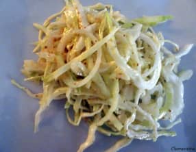 Salade de chou blanc à la vinaigrette chaude