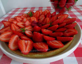 Tarte aux fraises sur lit de framboises