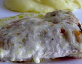 Escalopes de veau à la crème garnies pesto-parmesan