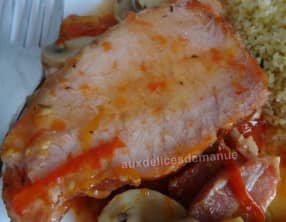 Rôti de porc fumé aux champignons, tomates et lardons