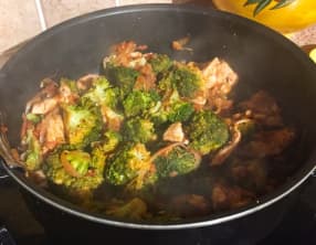 Poêlée de brocolis, poulet, tomates, oignon rouge